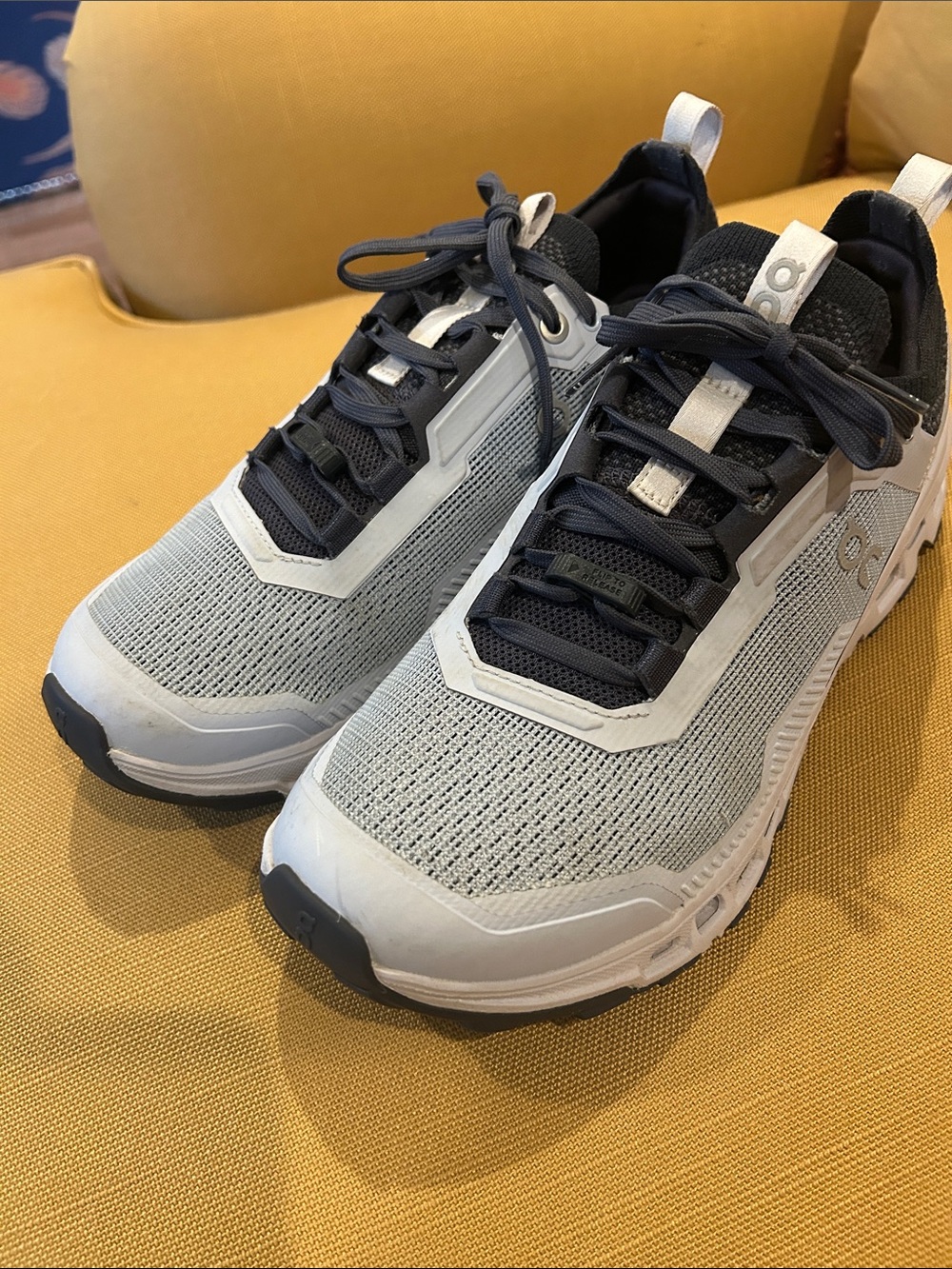 On Running Cloudultra 2 in light and dark grey